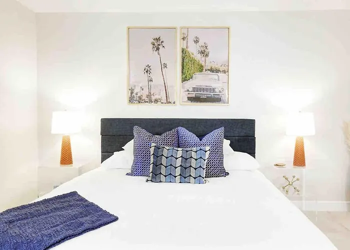 Beautiful 2 Bedroom Modern And Spacious Scottsdalecondo Apartment