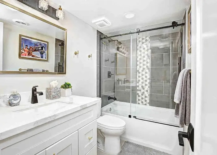 Beautiful 2 Bedroom Modern And Spacious Scottsdalecondo