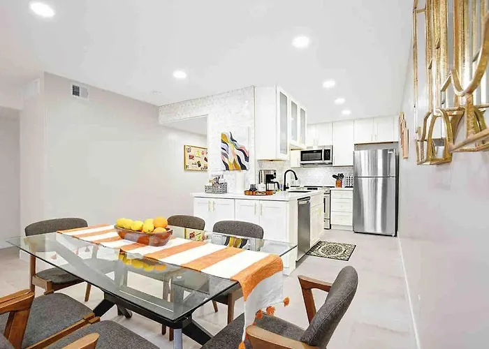 Beautiful 2 Bedroom Modern And Spacious Scottsdalecondo Apartment