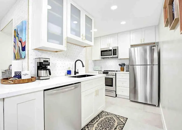 Beautiful 2 Bedroom Modern And Spacious Scottsdalecondo Apartment