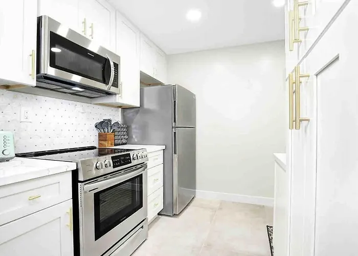 Beautiful 2 Bedroom Modern And Spacious Scottsdalecondo Apartment *
